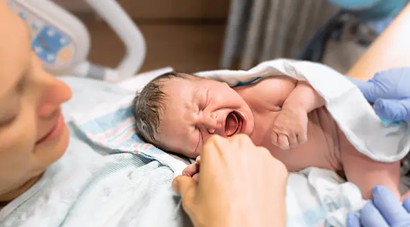 Woman Goes to Hospital for Stomach Pain elivers Baby an Hour Later in China